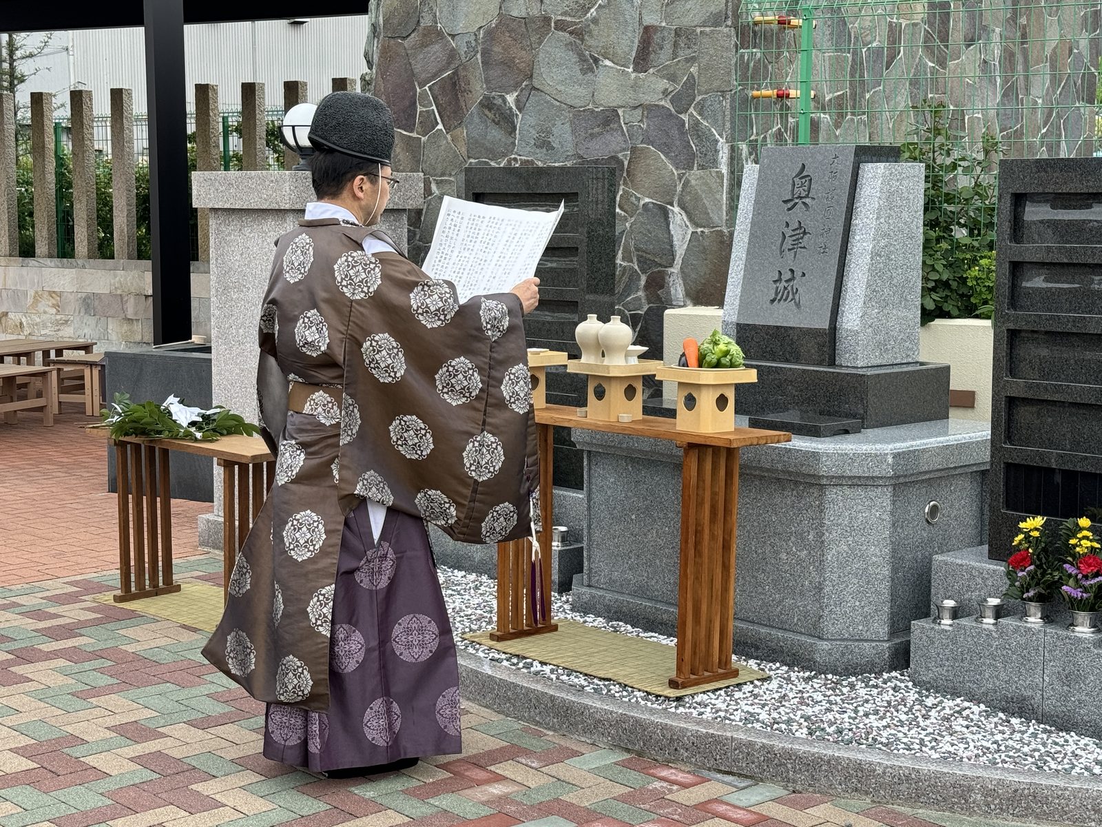 墓前にて祭事を奉仕する神職